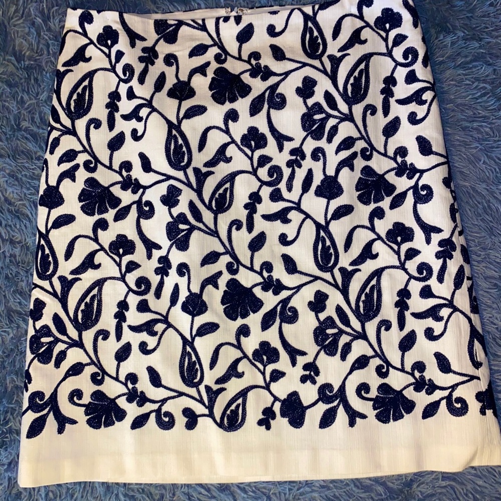 🍦Talbots navy/cream floral/vine embroidered skirt